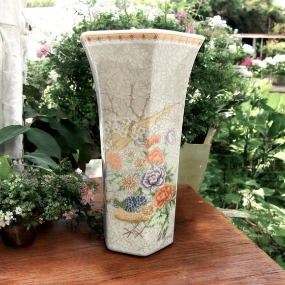 Fleurs De Chine Shafford Ceramic Vase features peasant birds and flowers 7.25T - Picture 1 of 12